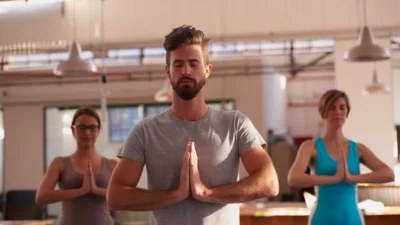 Den Inneren Frieden Finden Eine Gruppe Von Menschen Die Gemeinsam Yoga Machen