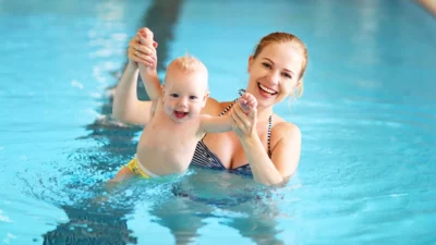 Mama Und Ihr Kleiner Sohn Schwimmen Zusammen Im Tuerkisfarbenen Wasser